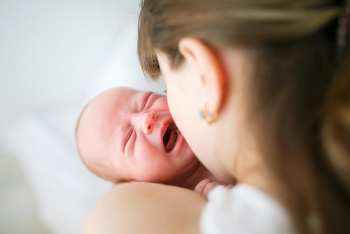 Neonato che piange