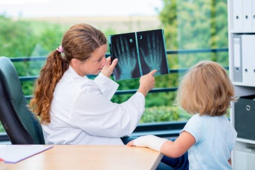 Pediatra mostra una radiografia a un bambino