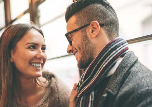 Ragazza e ragazzo si guardano.