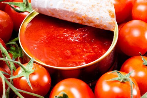 Salsa di pomodori in lattina e pomodori