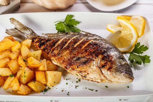 Spigola al forno con patate e cipolla