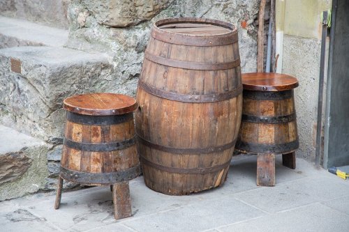 Tavolino e sedie con barile