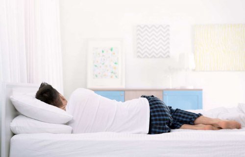 Uomo dorme sul fianco