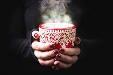 Calmare il mal di gola con bevande calde e fredde