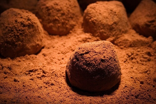 Dei tartufi al cioccolato in preparazione nella farina