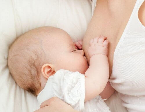 Neonato allattato al seno dalla madre