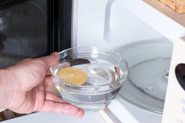 Pulire i fornelli e il microonde con prodotti naturali