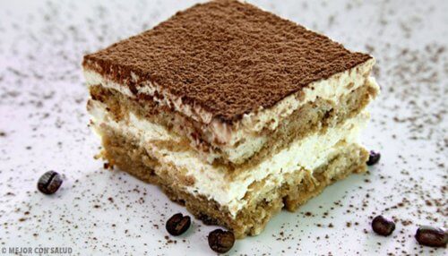 Un quadratino di tiramisù industriale