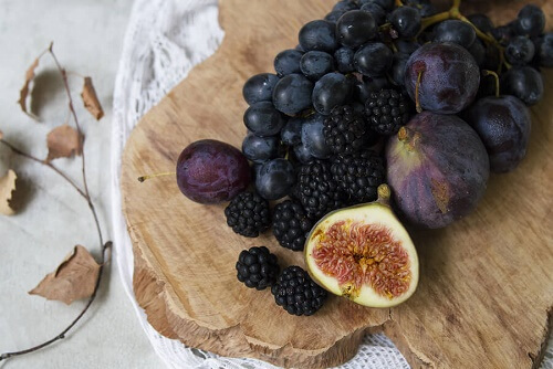 Alcuni frutti viola su un tagliere