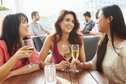 Tre amiche parlano al bar