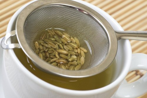 Una tisana di finocchio appena filtrata
