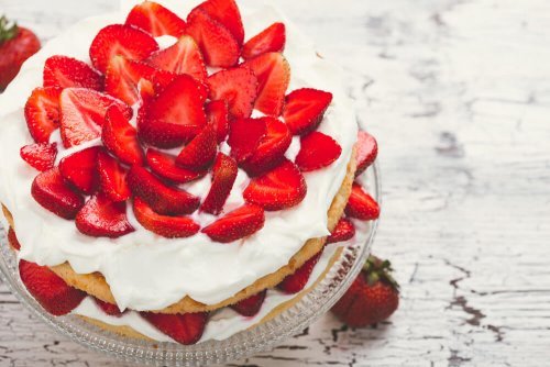 Una torta gelata alle fragole appena preparata