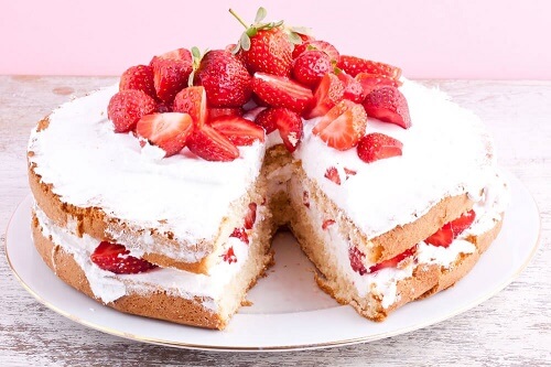 Torta gelata alle fragole con una fetta tagliata