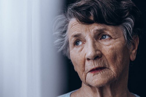 Persona anziana affetta da demenza