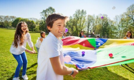 Bambini che giocano all'aria aperta