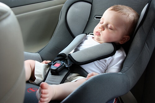 Dormire nel seggiolino auto può essere pericoloso
