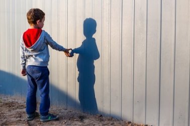 Mio figlio ha un amico immaginario, come mi comporto?