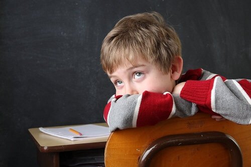 Bambino a scuola poco concentrato