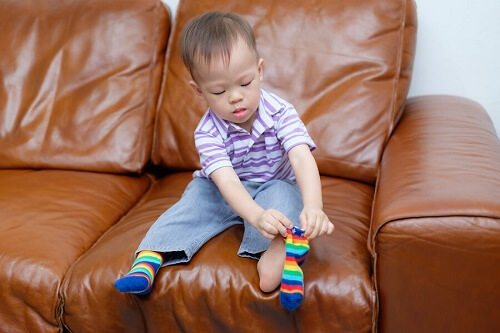 Bimbo che si mette il calzino