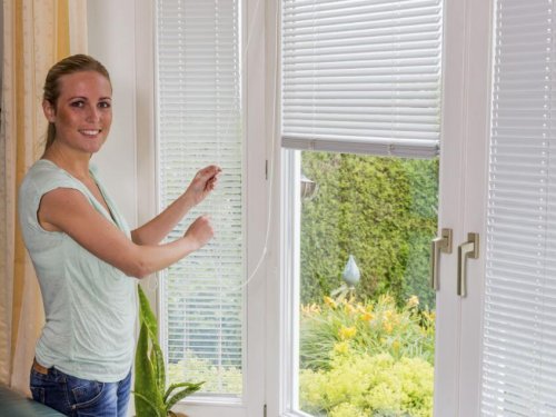 Donna che apre la finestra