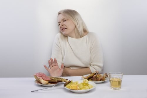Donna con gastrite rifiuta la carne
