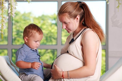 Donna incinta con il figlio