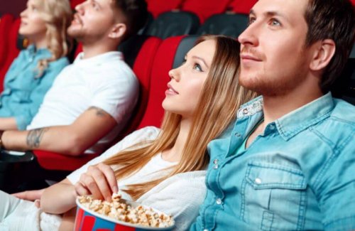 Coppie guardano film al cinema