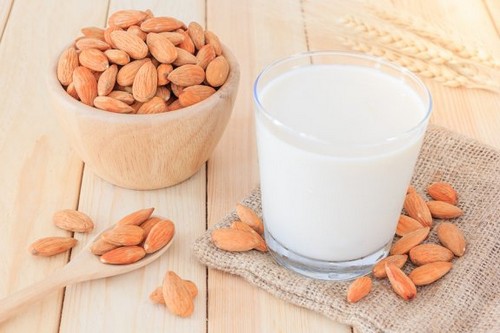 Preparare il latte di mandorle per dimagrire