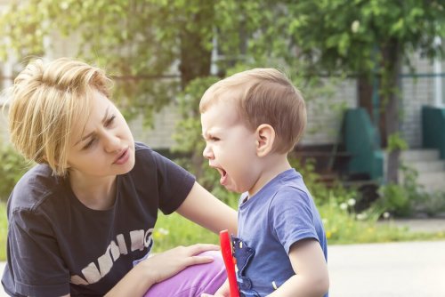 Madre calma il bambino arrabbiato