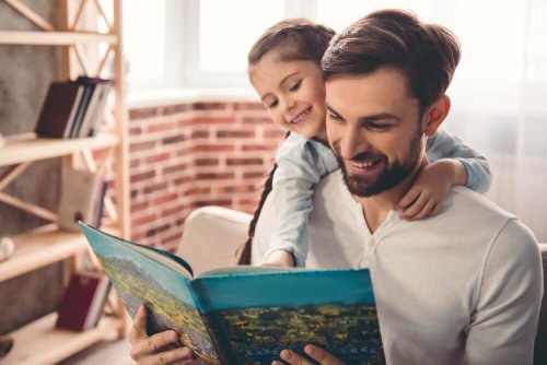 Padre che legge un libro con figlia