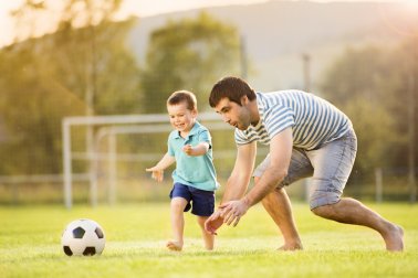 Padre e figlio giocano a calcio