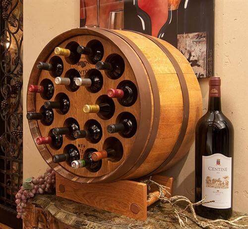 Botte con vino in bottiglia