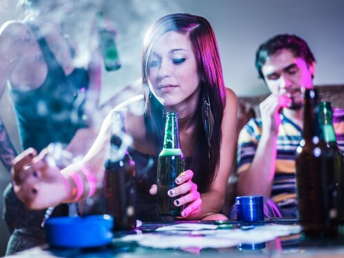 Ragazza che beve e fuma