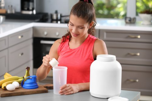 Ragazza che prepara un frullato proteico