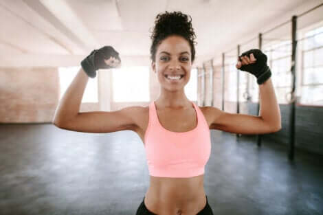 Ragazza in palestra per rassodare la pelle.