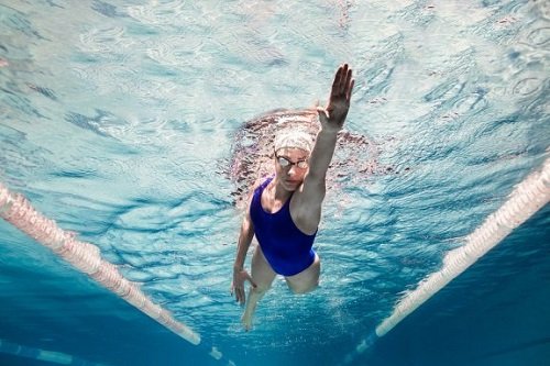 Ragazza nuota in piscina