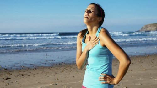 Ragazza stanca respira a fatica