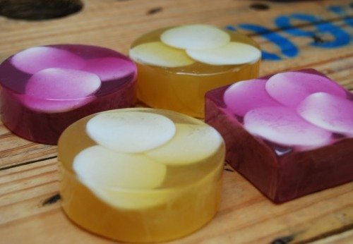 Saponi con petali di fiori