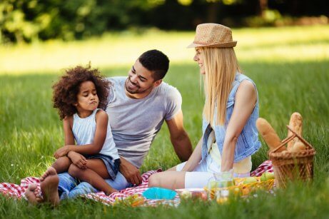 Genitori che adottano tecniche per gestire i capricci