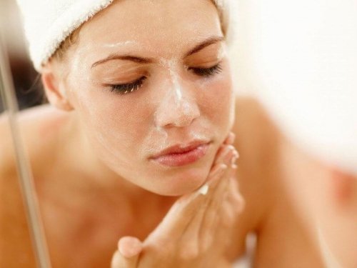 Curare l'acne con latte di magnesia