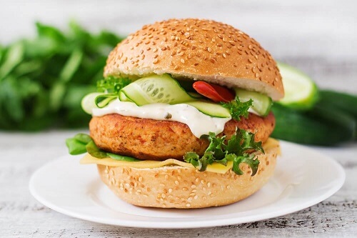 Hamburger di pollo ad alto contenuto proteico