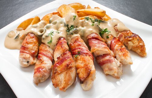 Pollo ripieno di formaggio, aglio ed erba cipollina