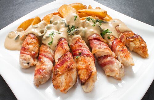 Pollo ripieno di formaggio, aglio ed erba cipollina