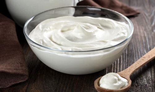 Recipiente di vetro con crema di yogurt.