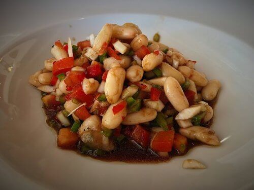 Un'insalata di fagioli bianchi gratinati