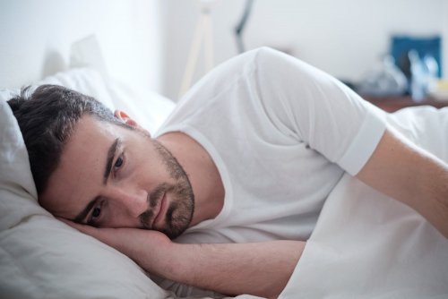 Uomo con insonnia per l'orgoglio