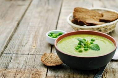 Zuppa cremosa di piselli e pancetta