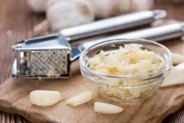 Curare le unghie incarnite con l'aglio schiacciato