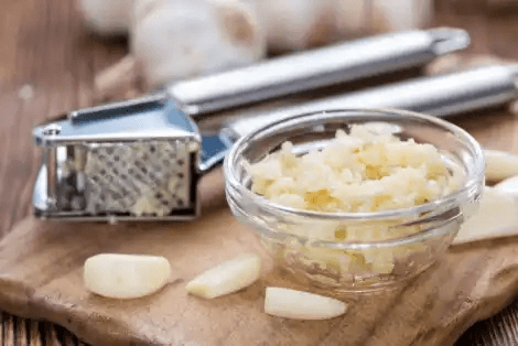 Curare le unghie incarnite con l’aglio schiacciato