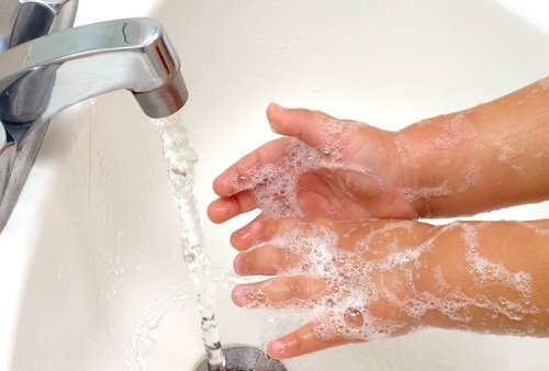 Bambino si lava le mani indebolimento del sistema immunitario
